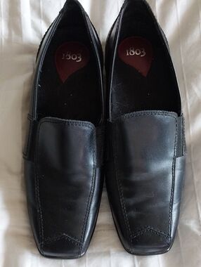 1803 Womens Black Leather Slip-On Loafers.  Size 38